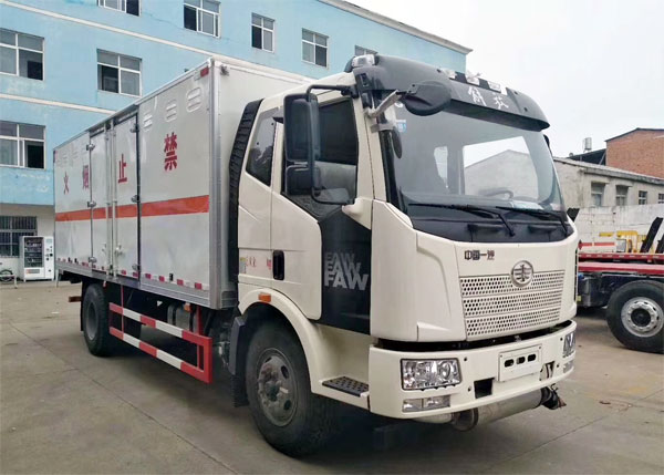 解放J6牌10吨民用爆破器材运输车